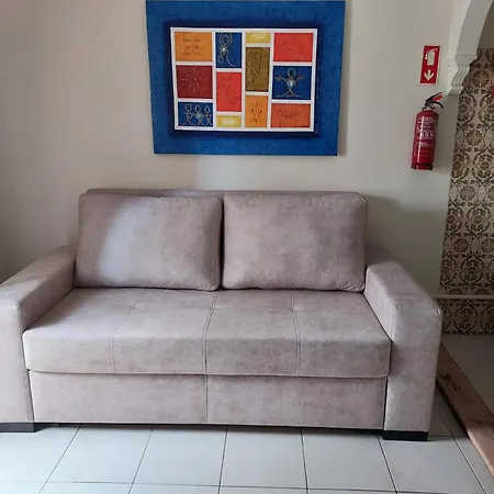 Rainha Santa Армасан-де-Пера